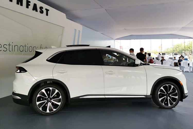 Được giới thiệu là một mẫu SUV hạng D có thiết kế "năng động", nhưng nhìn thực tế Vinfast VF8 chạy điện mới lại khá bề thế và bắt mắt. Xe sở hữu kích thước dài x rộng x cao lần lượt là 4.750 x 1.900 x 1.660 mm, tương đương nhiều mẫu SUV cỡ D chạy xăng truyền thống hiện nay.