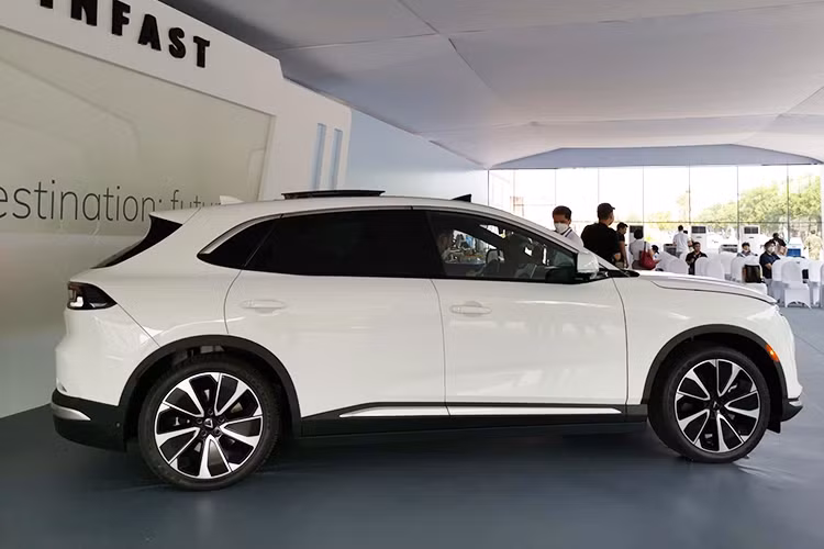 Được giới thiệu là một mẫu SUV hạng D có thiết kế "năng động", nhưng nhìn thực tế Vinfast VF8 chạy điện mới lại khá bề thế và bắt mắt. Xe sở hữu kích thước dài x rộng x cao lần lượt là 4.750 x 1.900 x 1.660 mm, tương đương nhiều mẫu SUV cỡ D chạy xăng truyền thống hiện nay.