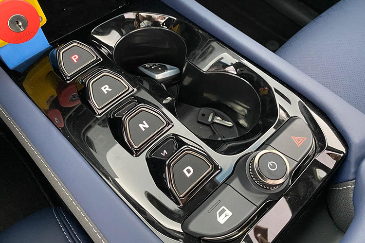 Khu vực chuyển số của VinFast VF8 2022 chạy điện tại Việt Nam có thiết kế dạng nút bấm mang phong cách như nhiều dòng xe thể thao của châu Âu, Mỹ. Khóa của xe được đặt tại khu vực này.