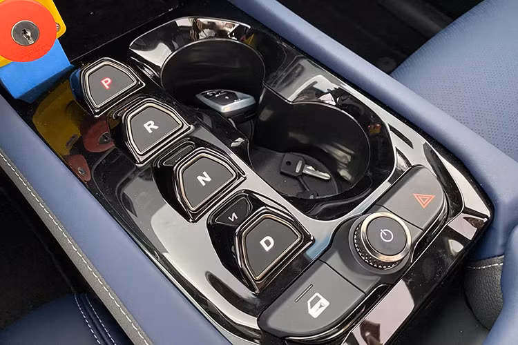 Khu vực chuyển số của VinFast VF8 2022 chạy điện tại Việt Nam có thiết kế dạng nút bấm mang phong cách như nhiều dòng xe thể thao của châu Âu, Mỹ. Khóa của xe được đặt tại khu vực này.