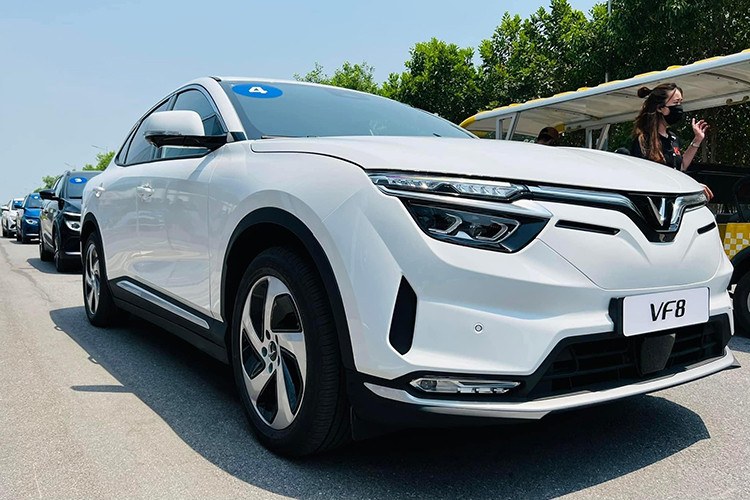 Mẫu xe SUV điện VinFast VF8 hiện đang đem về cho nhà sản xuất "made in Vietnam" nhiều đơn đặt hàng hơn so với "đàn anh" VF9. Theo nhiều người trải nghiệm mẫu xe này tại nhà máy Vinfast cho biết - VF8 có kích thước định vị ở phân khúc D và vừa tầm với người Việt hơn so với VF9.