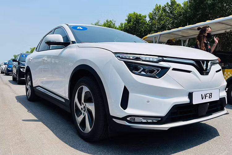 Mẫu xe SUV điện VinFast VF8 hiện đang đem về cho nhà sản xuất "made in Vietnam" nhiều đơn đặt hàng hơn so với "đàn anh" VF9. Theo nhiều người trải nghiệm mẫu xe này tại nhà máy Vinfast cho biết - VF8 có kích thước định vị ở phân khúc D và vừa tầm với người Việt hơn so với VF9.
