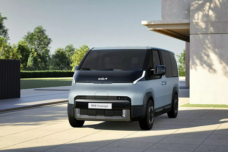 Hơn một năm sau khi trình làng bản concept tại Hội chợ Điện tử Tiêu dùng (Consumer Electronics Show - CES), Kia cuối cùng đã công bố phiên bản sản xuất của mẫu minivan Kia PV5 2025 chạy điện.