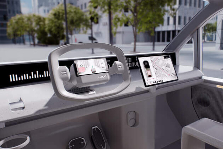 Đối với phiên bản chở hàng, kính bên phía sau bị loại bỏ để đảm bảo tính riêng tư và tăng khả năng chuyên chở. Ngoài ra, cửa hậu dạng hai cánh mở ngang giúp việc bốc dỡ hàng hóa dễ dàng hơn.