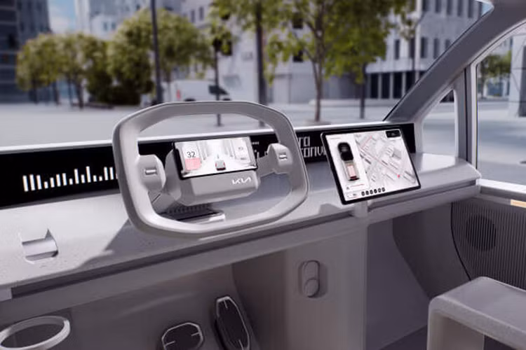 Đối với phiên bản chở hàng, kính bên phía sau bị loại bỏ để đảm bảo tính riêng tư và tăng khả năng chuyên chở. Ngoài ra, cửa hậu dạng hai cánh mở ngang giúp việc bốc dỡ hàng hóa dễ dàng hơn.