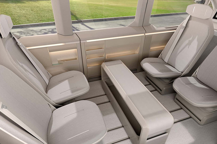 Phần đuôi xe minivan điện KIa PV5 không quá phá cách mà vẫn tuân theo thiết kế quen thuộc của các dòng xe van, với cụm đèn hậu LED đặt dọc và cánh cửa sau rộng mở.