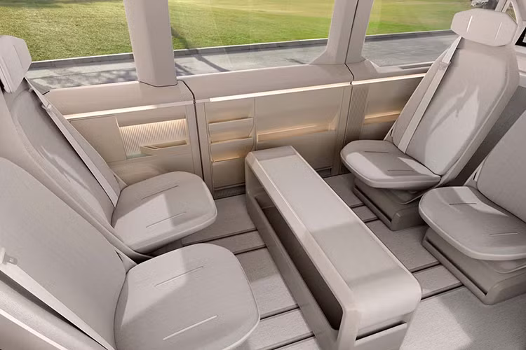 Phần đuôi xe minivan điện KIa PV5 không quá phá cách mà vẫn tuân theo thiết kế quen thuộc của các dòng xe van, với cụm đèn hậu LED đặt dọc và cánh cửa sau rộng mở.