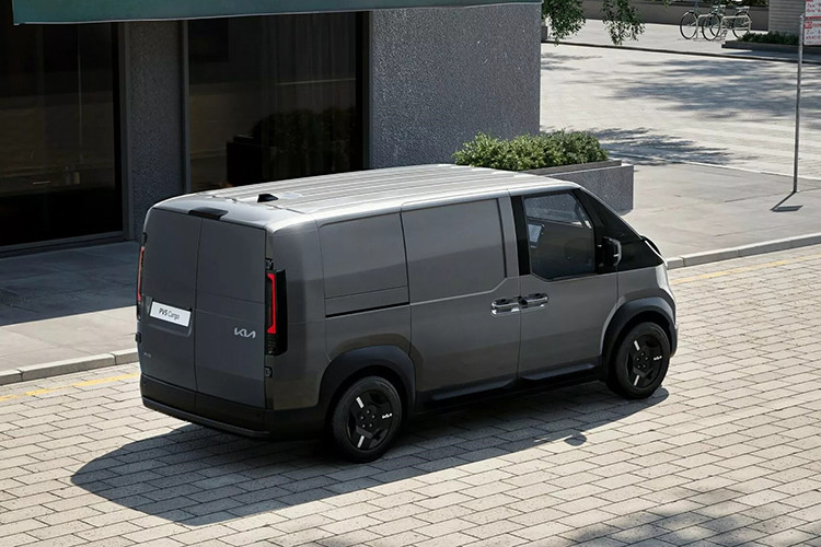 PV5 sẽ được Kia sản xuất với hai biến thể chính: phiên bản chở khách và phiên bản chở hàng. Cả hai có ngoại hình tương đồng nhưng vẫn có một số khác biệt nhất định.