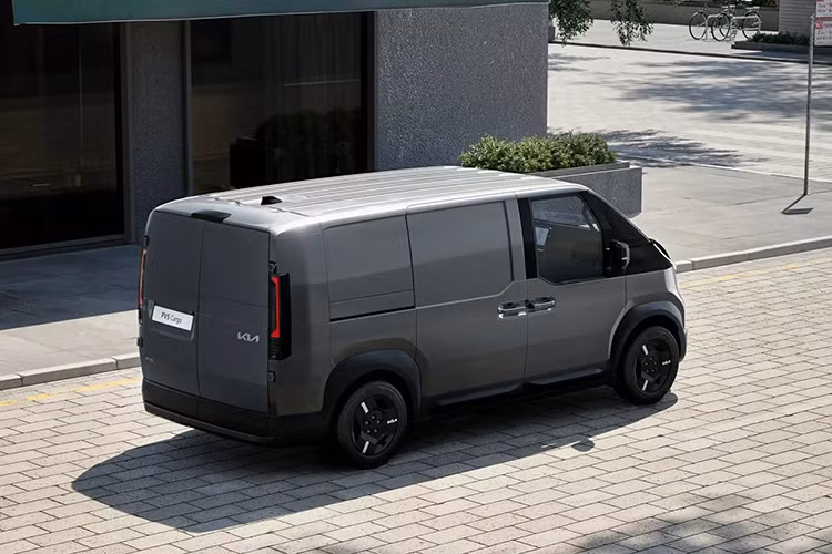 PV5 sẽ được Kia sản xuất với hai biến thể chính: phiên bản chở khách và phiên bản chở hàng. Cả hai có ngoại hình tương đồng nhưng vẫn có một số khác biệt nhất định.