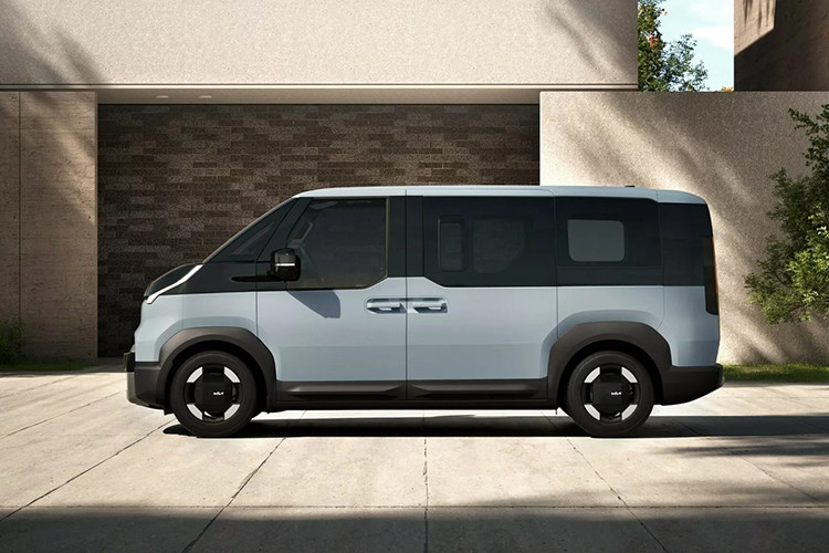 Mẫu xe minivan Kia PV5 thương mại này sẽ có buổi ra mắt toàn cầu vào ngày 27/2 tới đây. Giống như nhiều mẫu xe Kia ra mắt gần đây, PV5 bản thương mại giữ nguyên hầu hết đường nét thiết kế từ bản concept đầy ấn tượng trước đó.