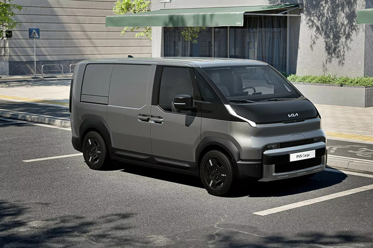 Điểm chung dễ nhận thấy nhất là phần đầu xe táo bạo với dải đèn LED ban ngày sắc nét, kéo dài từ chân kính chắn gió xuống phía trước. Thay vì lưới tản nhiệt truyền thống, PV5 có một cổng sạc được đặt chính giữa đầu xe, đi kèm cụm đèn pha chính nằm hai bên. 