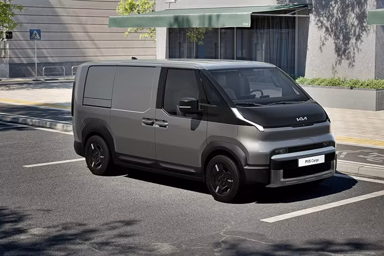 Điểm chung dễ nhận thấy nhất là phần đầu xe táo bạo với dải đèn LED ban ngày sắc nét, kéo dài từ chân kính chắn gió xuống phía trước. Thay vì lưới tản nhiệt truyền thống, PV5 có một cổng sạc được đặt chính giữa đầu xe, đi kèm cụm đèn pha chính nằm hai bên. 