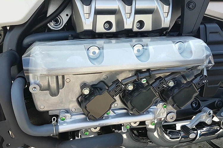 Honda cũng trang bị cho Goldwing 2018 hệ thống phun nhiên liệu trực tiếp PGM-FI, đi kèm 2 tùy chọn hộp số là hộp số sàn 6 cấp hoặc hộp số tự động 7 cấp với bộ ly hợp kép Dual Clutch Transmission (DCT) kèm theo chế độ Walking Mode giúp giới hạn tốc độ xuống 1,8 km/h khi tiến và 1,2 km/h khi lùi. So với phiên bản cũ, Goldwing 2018 đã tăng 7 mã lực và 3Nm mô men xoắn.