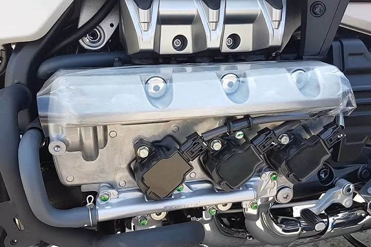 Honda cũng trang bị cho Goldwing 2018 hệ thống phun nhiên liệu trực tiếp PGM-FI, đi kèm 2 tùy chọn hộp số là hộp số sàn 6 cấp hoặc hộp số tự động 7 cấp với bộ ly hợp kép Dual Clutch Transmission (DCT) kèm theo chế độ Walking Mode giúp giới hạn tốc độ xuống 1,8 km/h khi tiến và 1,2 km/h khi lùi. So với phiên bản cũ, Goldwing 2018 đã tăng 7 mã lực và 3Nm mô men xoắn.