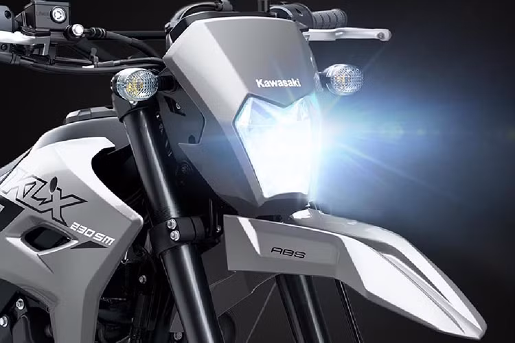 Trong khi ở phía sau sau không có sự khác biệt, Kawasaki KLX 230 SM 2024 giữ nguyên kích thước đĩa phanh 220mm. Đồng thời, phanh trước sử dụng heo 2 piston và phanh sau heo 1 piston.