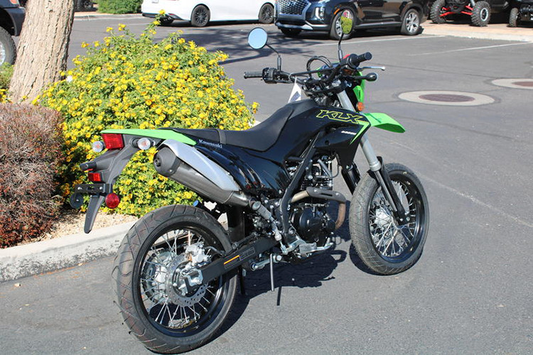 Ngoài ra, tay phanh và tay côn cũng được bố trí ở vị trí để người lái có thể dễ dàng sử dụng. Dàn áo của KLX 230 SM điều chỉnh lại thiết kế giống bản S, nhưng nhiều chi tiết trên xe được sơn đen để đem tới vẻ ngoài hầm hố bao gồm chảng ba, phuộc, khung, ốp ống xả và cặp vành.