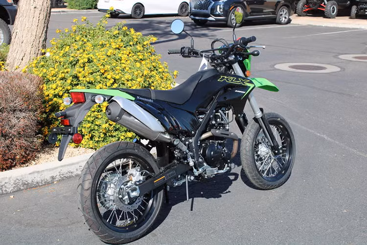 Ngoài ra, tay phanh và tay côn cũng được bố trí ở vị trí để người lái có thể dễ dàng sử dụng. Dàn áo của KLX 230 SM điều chỉnh lại thiết kế giống bản S, nhưng nhiều chi tiết trên xe được sơn đen để đem tới vẻ ngoài hầm hố bao gồm chảng ba, phuộc, khung, ốp ống xả và cặp vành.