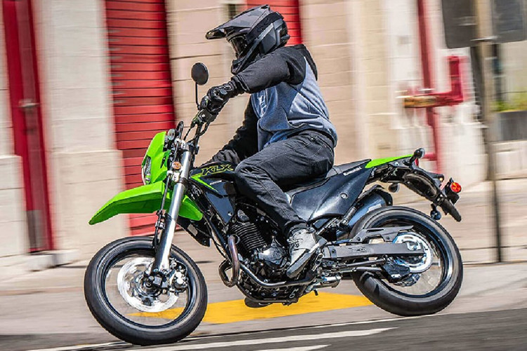 Ngoài ra, biến thể SM của Kawasaki KLX 230 còn được nâng cấp đèn pha lên bóng LED và màn hình LCD có thể kết nối với điện thoại thông minh qua ứng dụng Rideology của Kawasaki.