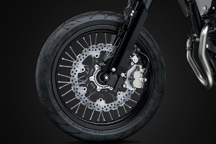 Yên xe Kawasaki KLX 230 SM 2024 được thiết kế phẳng và dày giúp người ngồi cảm giác thoải mái hơn cũng nhưng mang tới sự êm ái khi di chuyển. Chiều cao yên của biến thể supermoto là 838mm phù hợp với nhiều người.