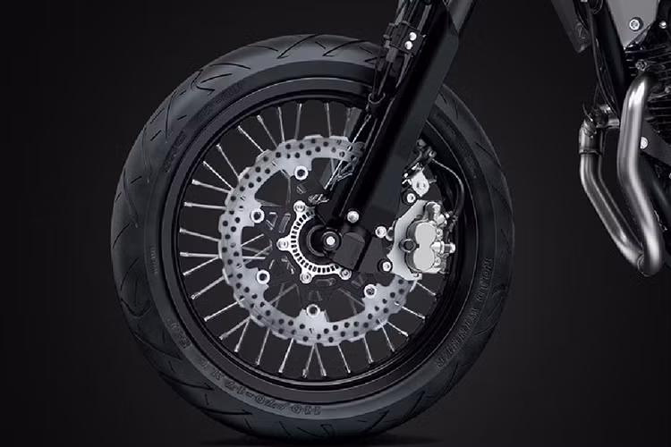 Yên xe Kawasaki KLX 230 SM 2024 được thiết kế phẳng và dày giúp người ngồi cảm giác thoải mái hơn cũng nhưng mang tới sự êm ái khi di chuyển. Chiều cao yên của biến thể supermoto là 838mm phù hợp với nhiều người.