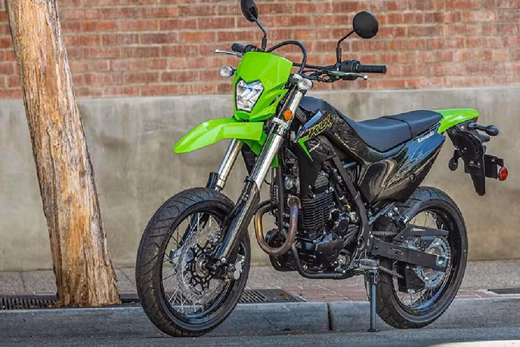 Động cơ của Kawasaki KLX 230 SM 2024 là cỗ máy xi-lanh đơn, dung tích 233cc, 4 kỳ, làm mát bằng không khí sản sinh mô-men xoắn cực đại 18Nm tại 6.400rpm thông qua hộp số 6 cấp.