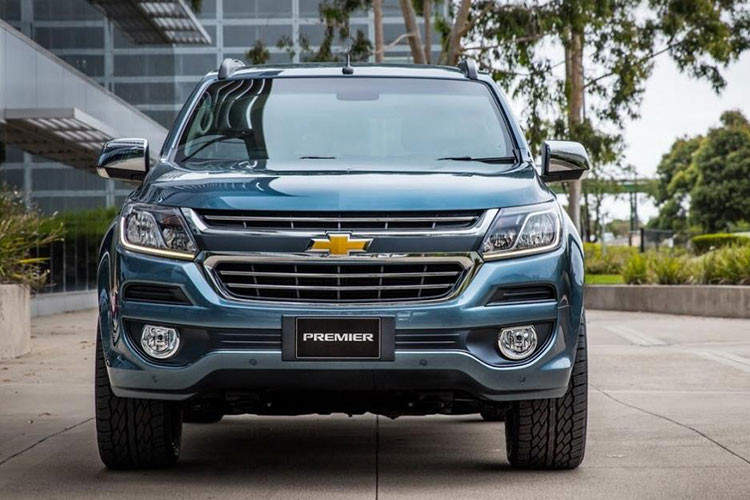 Đáng chú ý nhất trong khắc họa thiết kế ngoại thất phải kể đến lưới tản nhiệt hai tầng đặc trưng, cản trước và cụm đèn pha tích hợp đèn chiếu sang ban ngày LED. Nhìn chính diện, SUV Chevrolet TrailBlazer 2018 có phần giống với "người anh em" là mẫu xe bán tải Chevrolet Colorado.