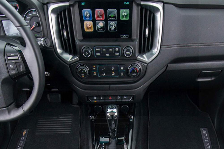 Trên bảng điều khiển trung tâm của xe là hệ thống thông tin giải trí My Link thế hệ mới, hỗ trợ kết nối smartphone Apple CarPlay và Android Auto. Các tính năng khác bao gồm công điện tử, hệ thống định vị, nhận dạng giọng nói, theo dõi áp suất lốp, cảm biến gạt mưa, đèn pha tự động, camera lùi, cảm biến đỗ xe, khởi động máy từ xa...