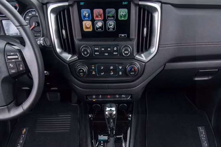 Trên bảng điều khiển trung tâm của xe là hệ thống thông tin giải trí My Link thế hệ mới, hỗ trợ kết nối smartphone Apple CarPlay và Android Auto. Các tính năng khác bao gồm công điện tử, hệ thống định vị, nhận dạng giọng nói, theo dõi áp suất lốp, cảm biến gạt mưa, đèn pha tự động, camera lùi, cảm biến đỗ xe, khởi động máy từ xa...