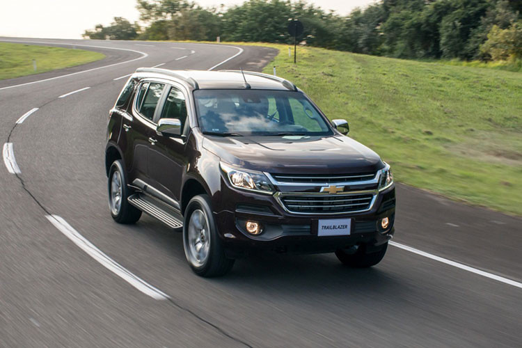 Dự kiến Chevrolet TrailBlazer 2018 sẽ chính thức có mặt tại thị trường ôtô Việt Nam vào tháng 6/2018 tới đây với giá khoảng hơn 1 tỷ đồng. Tại Thái Lan, giá khởi điểm của Trailblazer bắt đầu từ 1,244 triệu Baht (tương đương 799 triệu đồng), cạnh tranh với các đối thủ như Toyota Fortuner, Ford Everest hay Mitsubishi Pajero Sport.