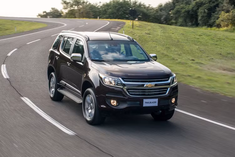 Dự kiến Chevrolet TrailBlazer 2018 sẽ chính thức có mặt tại thị trường ôtô Việt Nam vào tháng 6/2018 tới đây với giá khoảng hơn 1 tỷ đồng. Tại Thái Lan, giá khởi điểm của Trailblazer bắt đầu từ 1,244 triệu Baht (tương đương 799 triệu đồng), cạnh tranh với các đối thủ như Toyota Fortuner, Ford Everest hay Mitsubishi Pajero Sport.