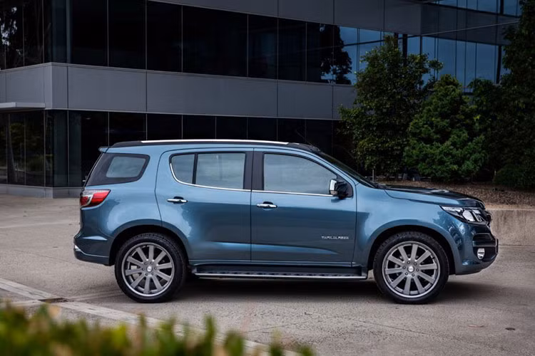 Chevrolet TrailBlazer 2018 sẽ được phân phối tại Việt Nam dưới hình thức xe nhập khẩu nguyên chiếc từ Thái Lan. Về ngoại hình, TrailBlazer mới tạo ấn tượng nhờ sự cứng cáp và hầm hố, mang đậm chất xe Mỹ với phần đầu xe dày dặn, vòm bánh xe lớn và được thiết kế nổi bật.