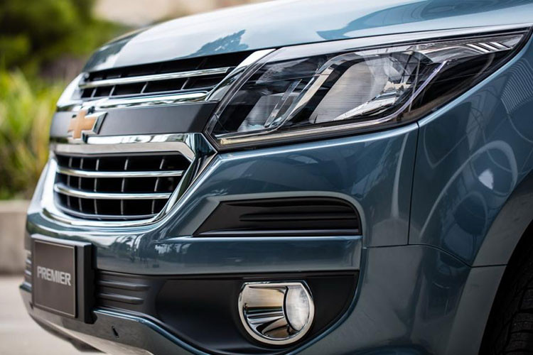 Trailblazer sở hữu lazăng kích thước lớn kèm lốp runflat, mâm xe kích cỡ 18 inch mới, trong khi các bản thấp hơn sẽ chỉ có mâm 16 inch. Ngoài ra thiết kế khoảng sáng gầm xe lên tới 221mm cũng góp phần làm tăng thêm dáng vẻ thể thao cho mẫu xe SUV phong cách Mỹ này.