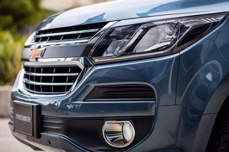 Trailblazer sở hữu lazăng kích thước lớn kèm lốp runflat, mâm xe kích cỡ 18 inch mới, trong khi các bản thấp hơn sẽ chỉ có mâm 16 inch. Ngoài ra thiết kế khoảng sáng gầm xe lên tới 221mm cũng góp phần làm tăng thêm dáng vẻ thể thao cho mẫu xe SUV phong cách Mỹ này.