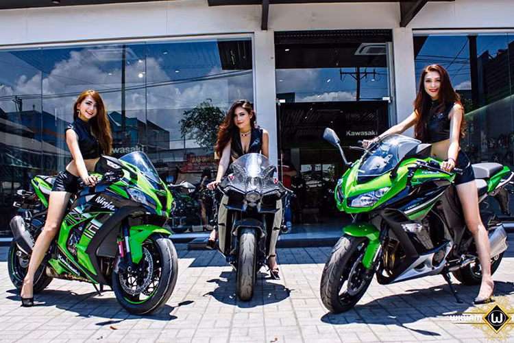 Đầu tiên, phải kể đến Ninja H2, siêu môtô tăng áp nhà Kawasaki sở hữu kiểu dáng khá "độc đáo" với nhiều đường nét sắc gọn chạy suốt thân xe. Kích thước cơ bản của H2 bao gồm chiều dài tổng thể 2.085 mm, chiều dài cơ sở 1.455 mm, chiều rộng 770 mm và chiều cao 1.125 mm.