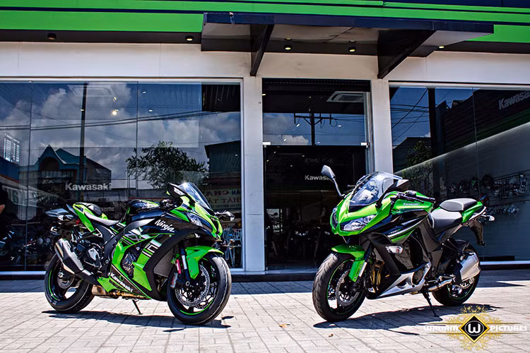 Xe sở hữu khối động cơ DOHC 4 xi lanh dung tích 998 cc cải tiến cho công suất 200 mã lực, mô men xoắn 113,5 Nm. Ngoài sử dụng động cơ mạnh mẽ, Kawasaki cũng nâng cấp hệ thống phanh Brembo, hệ thống treo trước Showa mới cùng bộ đo lường quán tính của Bosch giúp quá trình vận hành ổn định, an toàn hơn.