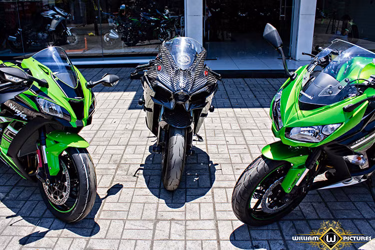 So với phiên bản cũ, thiết kế của ZX-10R 2016 được nâng cấp nhẹ, hài hòa và sắc sảo hơn. Những thay đổi đến từ bộ quây, yên xe và cụm đèn pha, đèn hậu. Được biết, những chiếc Z-10R 2016 tại Việt Nam thuộc phiên bản KRT Edition màu xanh cốm lấy cảm hứng từ đội đua của Kawasaki. Đây cũng là phiên bản cao cấp nhất của ZX-10R 2016.