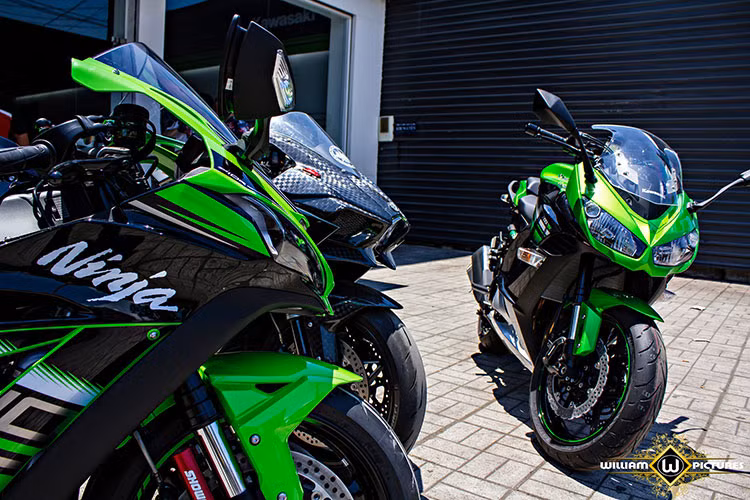 Bộ 3 siêu môtô đang làm mưa làm gió tại Việt Nam của Kawasaki được xem là những quân bài chiến lược cuả hãng xe Nhật Bản dành cho các thị trường trong năm 2016 này. Hiện cả 3 mẫu xe này đều đang được phân phối chính hãng tại thị trường môtô Việt.