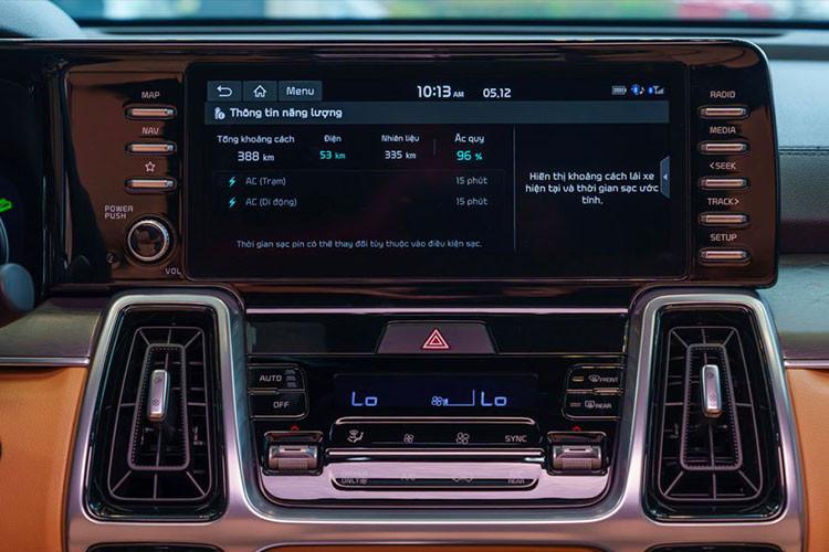 Trong khi đó, phiên bản PHEV cao cấp hơn với sự kết hợp giữa động cơ xăng SmartStream 1.6 tăng áp và động cơ điện nhưng có công suất động cơ điện lớn hơn lên đến 66,9 kW (90 mã lực), mô-men xoắn tối đa 304 Nm. Đi kèm cụm động cơ này là bộ pin công nghệ Lithium-ion Polymer dung lượng cao 13,8 kWh, làm mát bằng chất lỏng.