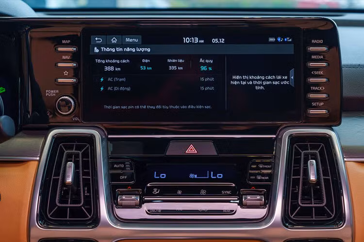 Trong khi đó, phiên bản PHEV cao cấp hơn với sự kết hợp giữa động cơ xăng SmartStream 1.6 tăng áp và động cơ điện nhưng có công suất động cơ điện lớn hơn lên đến 66,9 kW (90 mã lực), mô-men xoắn tối đa 304 Nm. Đi kèm cụm động cơ này là bộ pin công nghệ Lithium-ion Polymer dung lượng cao 13,8 kWh, làm mát bằng chất lỏng.