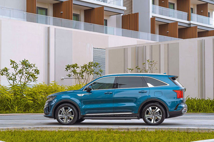 Kích thước KIA Sorento HEV &amp; PHEV vẫn giữ nguyên như các bản thông thường với chiều dài tổng thể lên đến 4.810 mm và chiều dài cơ sở lên đến 2.815 mm, chiều rộng 1.900 mm. Nhờ đó, kích thước cả bên ngoài và bên trong của mẫu xe nhà KIA hoàn toàn vượt trội so với các sản phẩm cùng phân khúc.