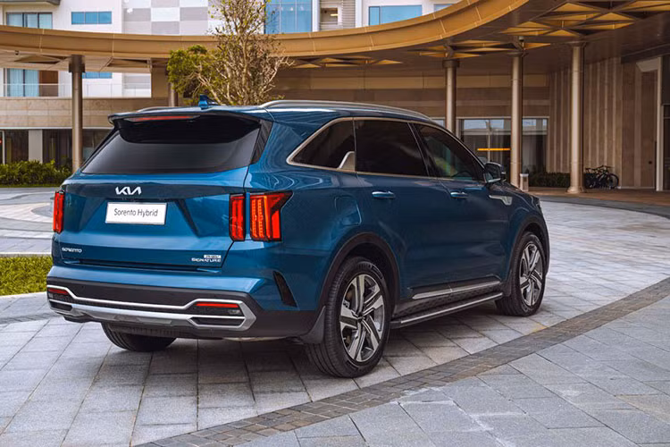 Mẫu xe mới KIA Sorento HEV &amp; PHEV sở hữu khoang hành lý có kích thước lớn 357L với khả năng mở rộng linh hoạt lên đến 2.056L theo nhu cầu sử dụng. Bên cạnh đó, xe còn có thêm tính năng hiện đại như mở cốp thông minh và khởi động xe từ xa.