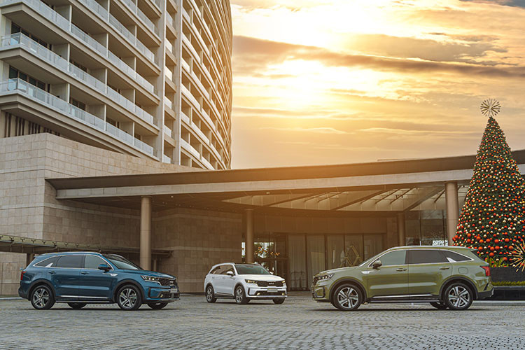 Cụ thể giá xe KIA Sorento Hybrid 2023 bản 1.6L Hybrid Premium là 1,399 tỷ đồng, bản 1.6L Hybrid Signature AWD giá 1,539 tỷ đồng. 2 bản KIA Sorento Plug-in Hybrid là 1.6L Plug-in Hybrid Premium AWD có giá 1,659 tỷ đồng và bản 1.6L Plug-in Hybrid Signature AWD (nội thất nâu) có giá 1,759 tỷ đồng.