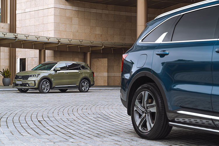 Bên cạnh đó, những công nghệ an toàn cơ bản trên KIA Sorento mới vẫn được duy trì như: 6 túi khí, hệ thống chống bó cứng phanh (ABS), cân bằng điện tử (ESP), khởi hành ngang dốc (HAC), nhắc nhở kiểm tra hàng ghế sau (ROA), cảm biến hỗ trợ đỗ xe trước và sau, cảm biến áp suất lốp,... 