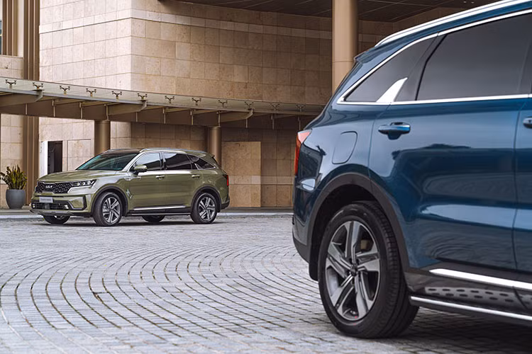 Bên cạnh đó, những công nghệ an toàn cơ bản trên KIA Sorento mới vẫn được duy trì như: 6 túi khí, hệ thống chống bó cứng phanh (ABS), cân bằng điện tử (ESP), khởi hành ngang dốc (HAC), nhắc nhở kiểm tra hàng ghế sau (ROA), cảm biến hỗ trợ đỗ xe trước và sau, cảm biến áp suất lốp,... 