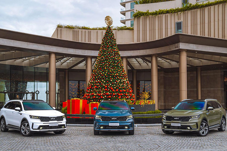 THACO AUTO vừa chính thức giới thiệu 2 phiên bản mới là KIA Sorento Hybrid và Plug-in Hybrid (HEV &amp; PHEV) tại Việt Nam – đây là mẫu xe KIA SUV cao cấp 7 chỗ cỡ lớn tiên phong ứng dụng công nghệ tiên tiến Hybrid &amp; Plug-in Hybrid.