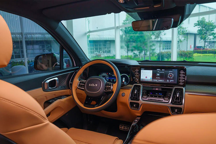 Động cơ trên phiên bản HEV của KIA Sorento kết hợp giữa động cơ xăng SmartStream 1.6 tăng áp có công suất 178 mã lực tại 5.500 vòng/phút và mô-men xoắn cực đại 265 Nm tại 1.500 - 4.500 vòng/phút. Động cơ này kết hợp với khối động cơ điện có công suất tối đa 44.2 kW (60 mã lực) và mô-men xoắn tối đa 264 Nm. Đi kèm theo đó là bộ pin công nghệ Lithium-ion Polymer có dung lượng 1,49 kWh.