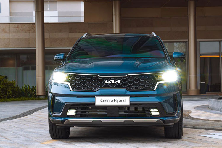 Với sự góp mặt của các phiên bản Hybrid của KIA Sorento, thị trường ô tô Việt Nam sẽ có thêm đa dạng lựa chọn hơn. Đây cũng là dòng xe đầu tiên trong phân khúc SUV hạng D hiện được trang bị các tùy chọn động cơ Hybrid tại thị trường Việt.