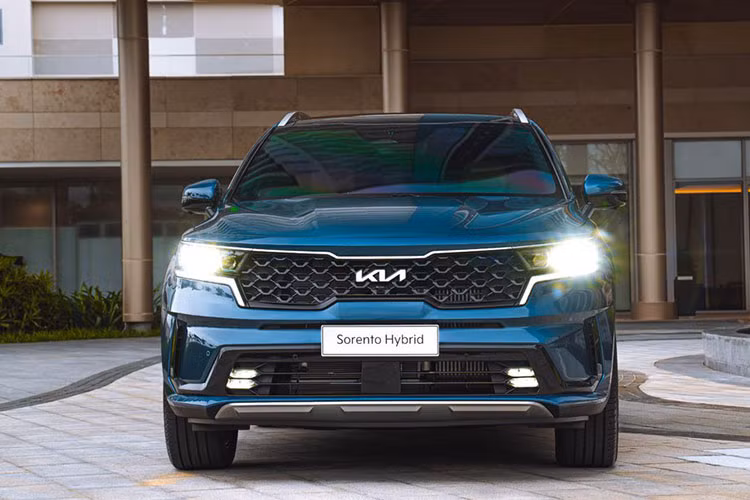 Với sự góp mặt của các phiên bản Hybrid của KIA Sorento, thị trường ô tô Việt Nam sẽ có thêm đa dạng lựa chọn hơn. Đây cũng là dòng xe đầu tiên trong phân khúc SUV hạng D hiện được trang bị các tùy chọn động cơ Hybrid tại thị trường Việt.