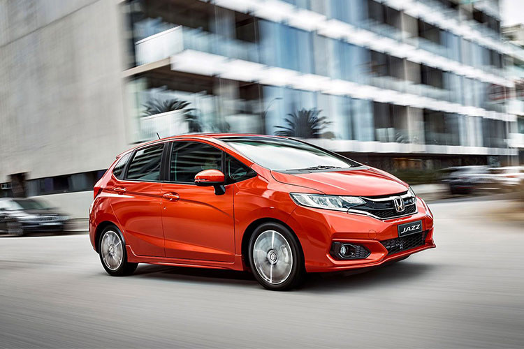 Honda Jazz mới có tới 7 phiên bản, trong đó 3 phiên bản động cơ diesel và 4 phiên bản động cơ xăng. Giá bán chỉ bằng một nửa tại Việt Nam. Cụ thể: Phiên bản động cơ xăng 1.2L i-VTEC, V MT - 735.000 rupee (249 triệu đồng), VX MT - 779.000 rupee (264 triệu đồng), VCVT - 855.000 rupee (289 triệu đồng), VX CVT – 899.000 rupee (304 triệu đồng). Phiên bản động cơ dầu 1.5L i-DTEC, S MT – 805.000 rupee (272 triệu đồng), V MT – 885.000 rupee (299 triệu đồng), VX MT – 929.000 rupee (314 triệu đồng)