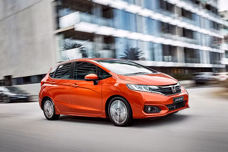 Honda Jazz mới có tới 7 phiên bản, trong đó 3 phiên bản động cơ diesel và 4 phiên bản động cơ xăng. Giá bán chỉ bằng một nửa tại Việt Nam. Cụ thể: Phiên bản động cơ xăng 1.2L i-VTEC, V MT - 735.000 rupee (249 triệu đồng), VX MT - 779.000 rupee (264 triệu đồng), VCVT - 855.000 rupee (289 triệu đồng), VX CVT – 899.000 rupee (304 triệu đồng). Phiên bản động cơ dầu 1.5L i-DTEC, S MT – 805.000 rupee (272 triệu đồng), V MT – 885.000 rupee (299 triệu đồng), VX MT – 929.000 rupee (314 triệu đồng)